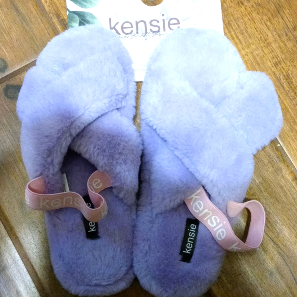 New Slippers Soft Plush Material, memory foam.